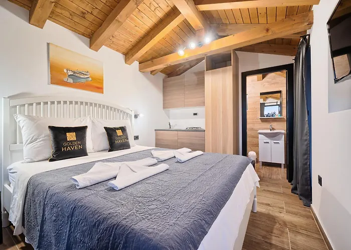 Golden Haven Luxe Semesterbostad *